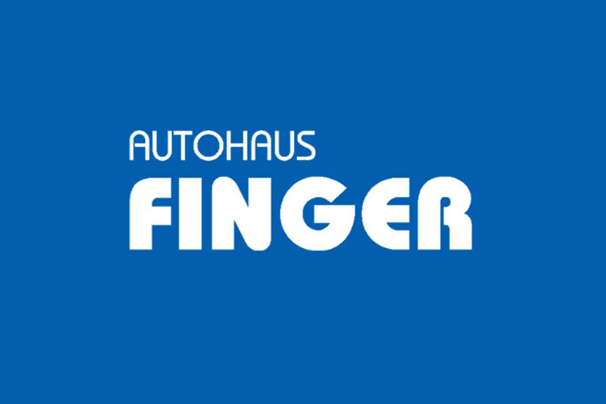 Zu sehen ist ein blaues Bild mit dem weißen Bildtext „Autohaus Finger“.